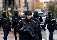 Policija aretirala devet Srbov: sumijo jih, da so zakrivili grozljive vojne zločine