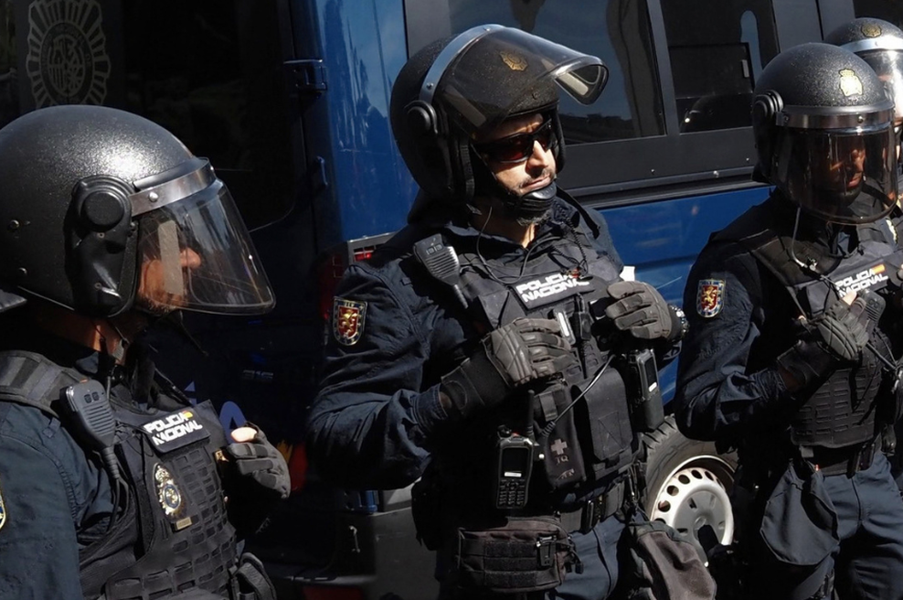 Policisti razbili vrata 87-letnice in jo odnesli iz stanovanja: brezsrčna deložacija ostarele ženske razjarila ljudi (foto: Profimedia)