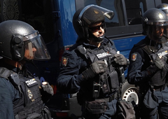 Policisti razbili vrata 87-letnice in jo odnesli iz stanovanja: brezsrčna deložacija ostarele ženske razjarila ljudi