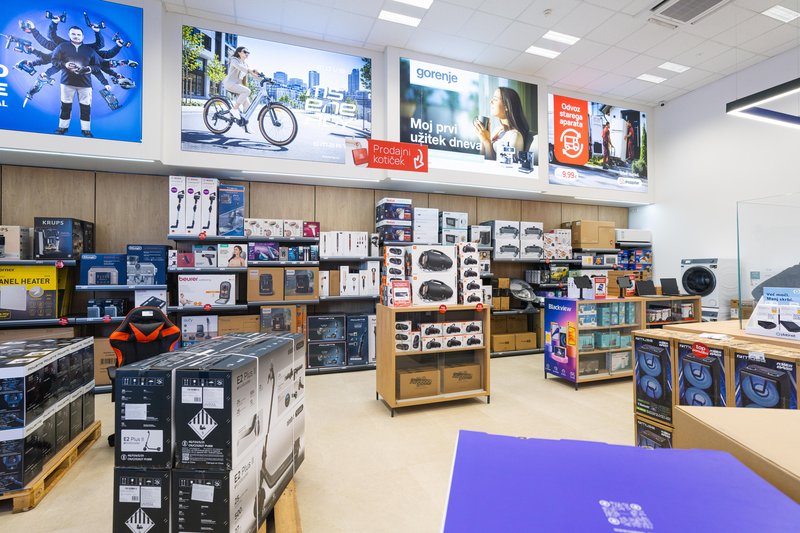 Spletna trgovina, v katero lahko vstopite! Shoppster v Ljubljani odprl prenovljeno prevzemno mesto