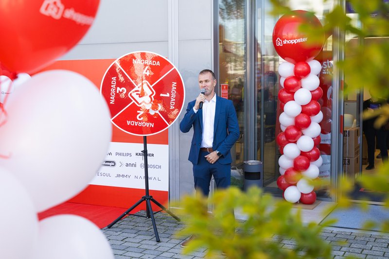 Spletna trgovina, v katero lahko vstopite! Shoppster v Ljubljani odprl prenovljeno prevzemno mesto