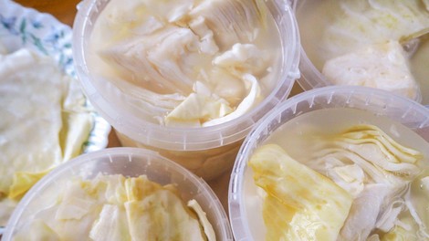 kislo zelje kisanje rusija skrivnost redkev recept slanica hrana kulinarika