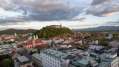 ljubljana mol parkiranje zoran jankovic nocna tarifa sprememba cena 2 evra enotno novost slovenija glavno mesto
