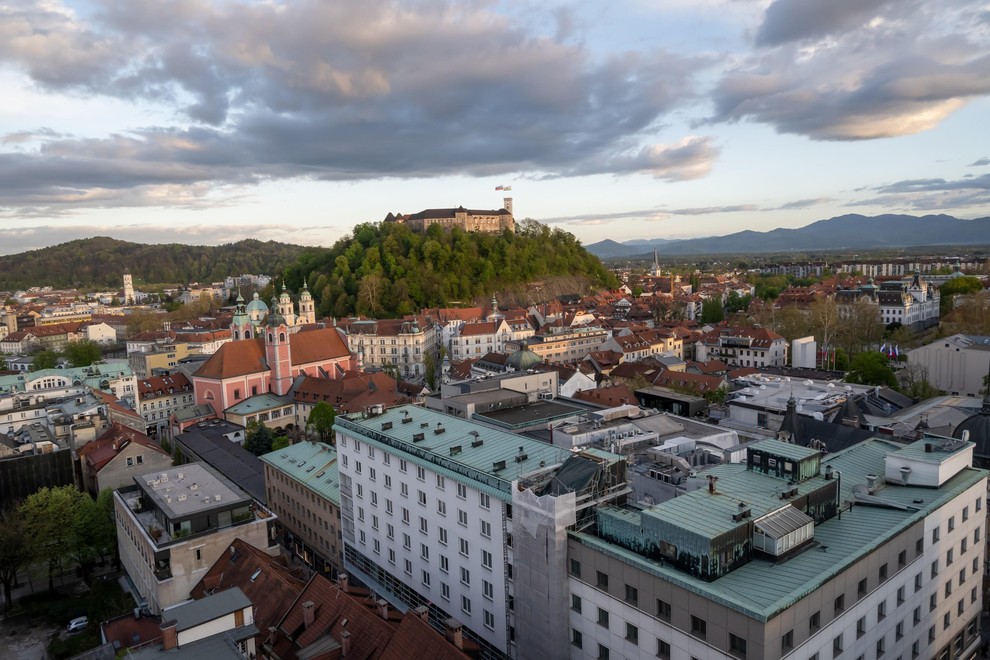 ljubljana mol parkiranje zoran jankovic nocna tarifa sprememba cena 2 evra enotno novost slovenija glavno mesto