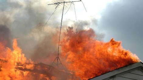 Uničujoč ognjeni pekel požrl streho in stanovanje, škode za kar 100 tisoč evrov!