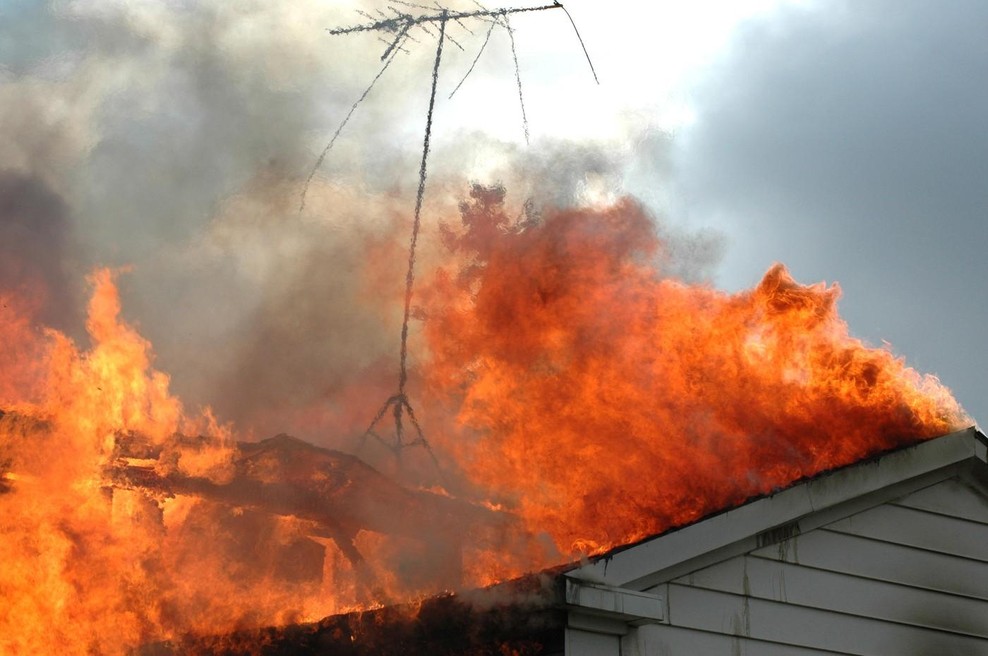 Uničujoč ognjeni pekel požrl streho in stanovanje, škode za kar 100 tisoč evrov! (foto: Profimedia)