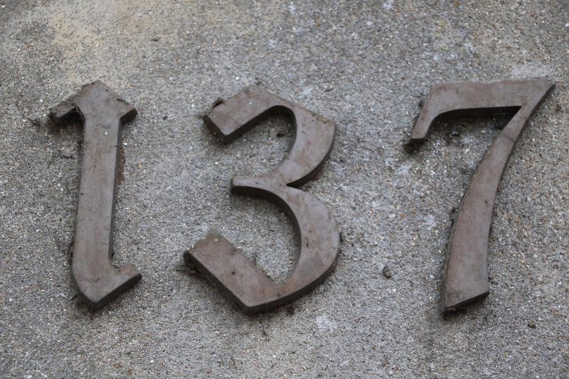 Zakaj je številka 137 tako posebna? Že desetletja buri domišljijo ljudi po vsem svetu