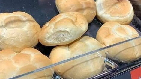 Kupci zgroženi nad prizorom v trgovini: nepovabljen gost si je privoščil žemljice (FOTO)