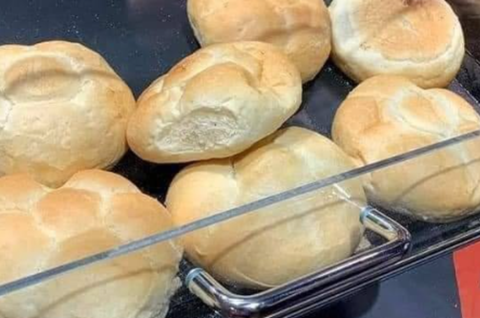 Kupci zgroženi nad prizorom v trgovini: nepovabljen gost si je privoščil žemljice (FOTO) (foto: Facebook/Squatting Slavs In Tracksuits)
