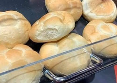 Kupci zgroženi nad prizorom v trgovini: nepovabljen gost si je privoščil žemljice (FOTO)
