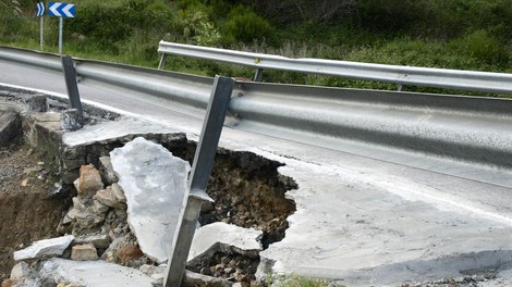 Panika v Celju: vozišče se je tako posedlo, da so cesto takoj zaprli za ves promet!