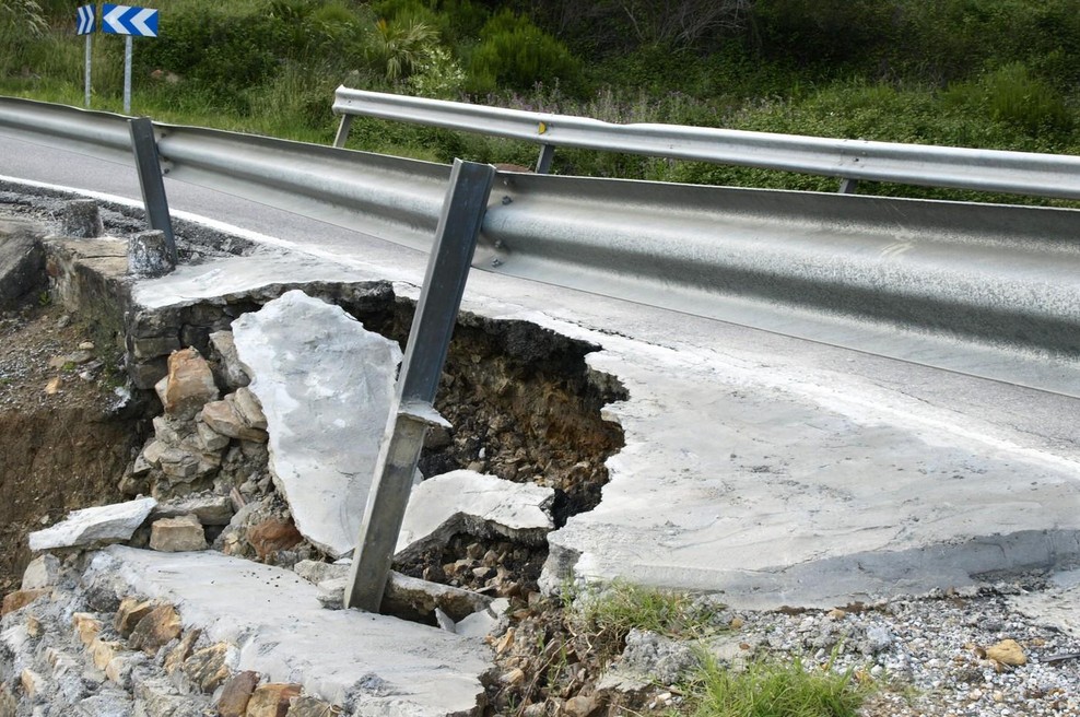 Panika v Celju: vozišče se je tako posedlo, da so cesto takoj zaprli za ves promet! (foto: Profimedia)