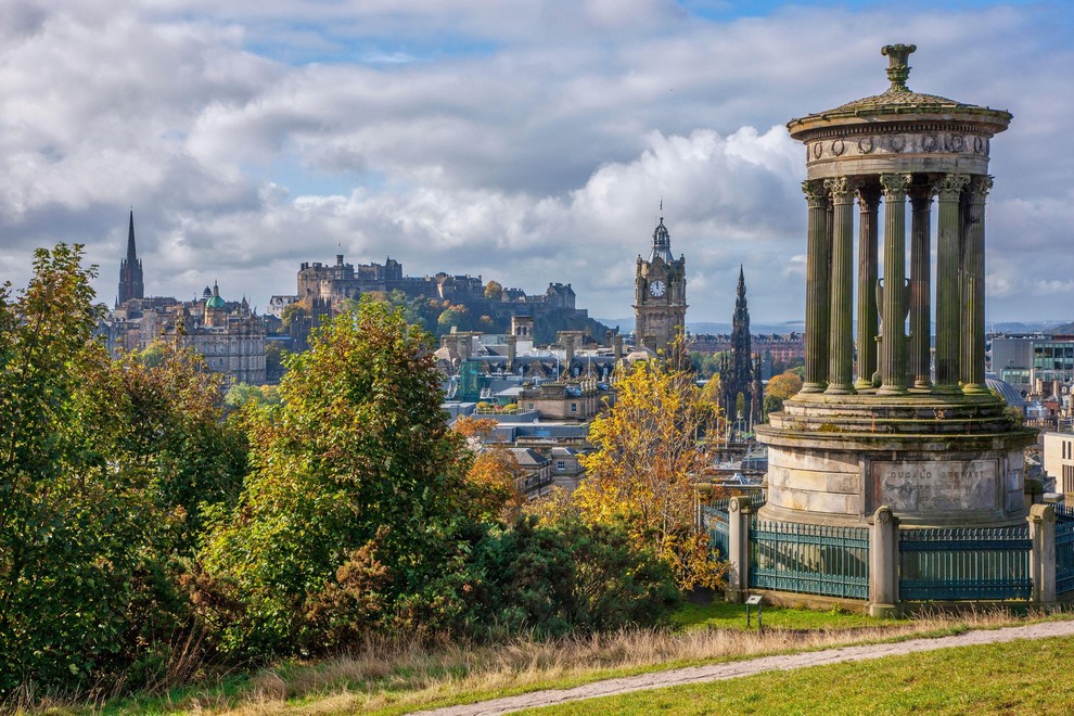EDINBURGH Škotska prestolnica je jeseni posebej privlačna za tiste obiskovalce, ki iščejo preplet zgodovine, kulture in slikovite narave. Hladnejši zrak, …
