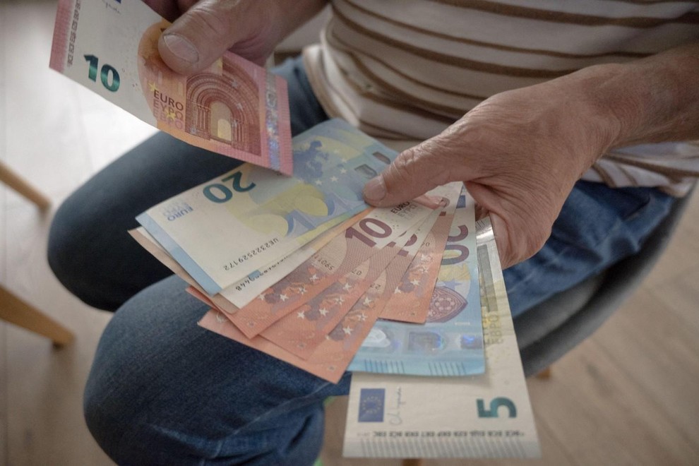 Prihranki za pokojnino bodo morali počakati Ko večji del plače porabimo za trenutne potrebe, ostane manj denarja za prihodnost. Pokojninsko …