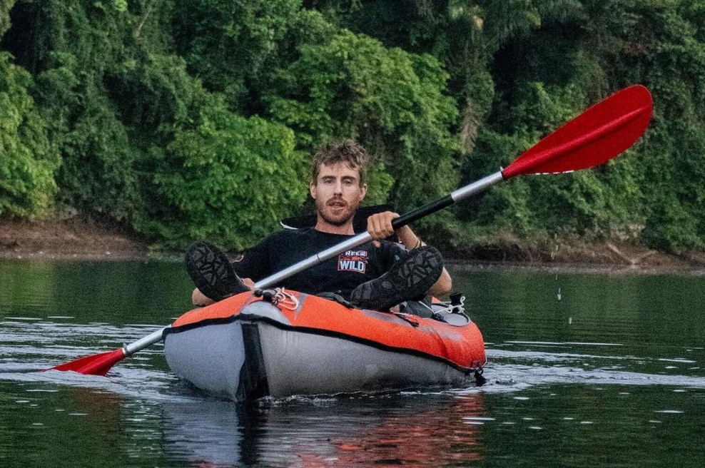 Z gumijastim kajakom se je podal skozi najnevarnejšo džunglo na svetu, v živo ga gledajo milijoni (foto: Profimedia)