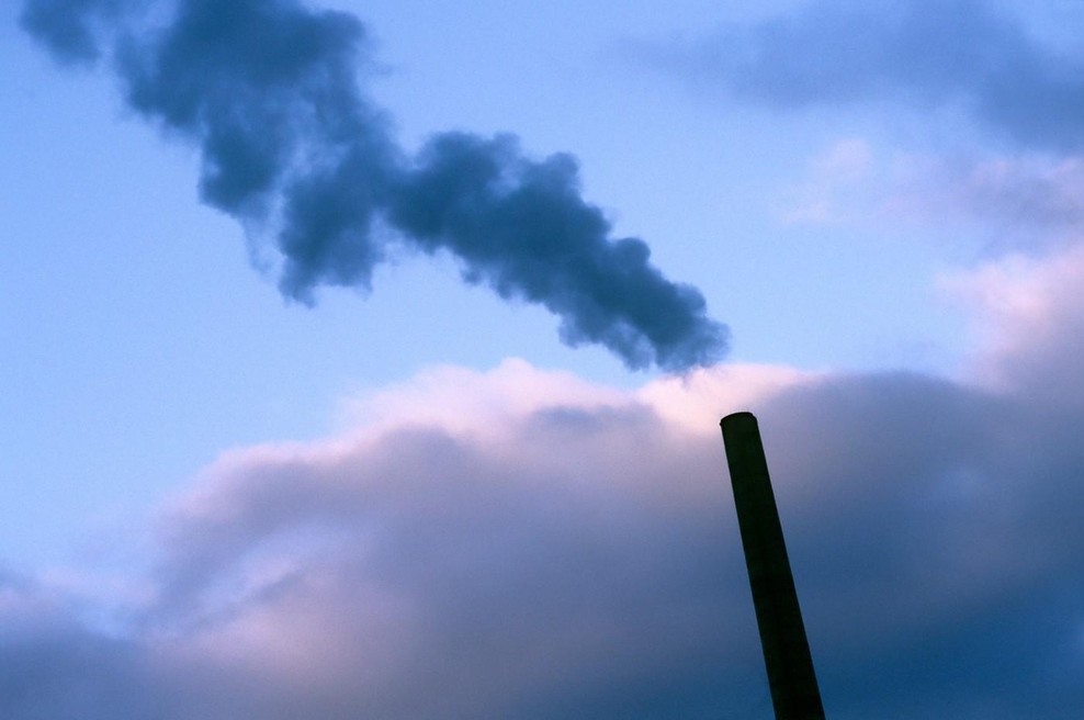 Preplah med prebivalci: iz dimnika bližnje tovarne se je začel valiti vijoličast dim - ne boste verjeli, kaj so sežigali! (foto: Profimedia)