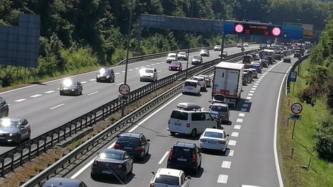 Nenavadno in nevarno dogajanje na primorki: vozniki v šoku, policija opozarja na previdnost!