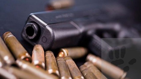 Uslužbenca ubita med opravljanjem rutinskega dela: policija prisiljena uporabiti skrajna sredstva