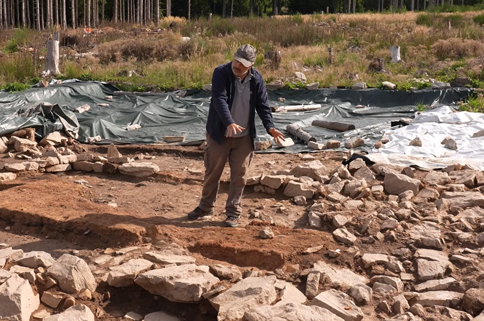 Arheologi kopali pod koreninami dreves in obstali, kot da bi jih zadela strela z jasnega: prvič videli, kar je gozd skrival dolgih 2000 let (foto: YouTube/posnetek zaslona)