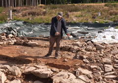 Arheologi kopali pod koreninami dreves in obstali, kot da bi jih zadela strela z jasnega: prvič videli, kar je gozd skrival dolgih 2000 let