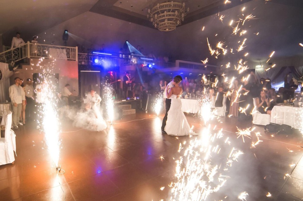 Prvi ples mladoporočencev iz Dalmacije nasmejal splet: "Bravo legendi!" (foto: profimedia)