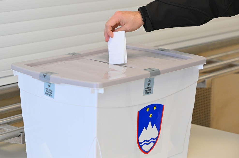 Velik preobrat - a razlika je izjemno majhna, odločilni bodo še neprešteti glasovi (foto: Bobo)