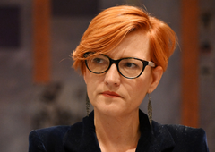 Asta Vrečko ostro nad Janeza Janšo: "Kljub temu, da si je plačo in pokojnino pridelal na plečih davkoplačevalcev ...  "