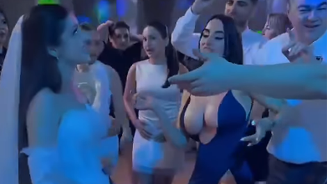 Je zasenčila nevesto? Svatinja na balkanski poroki nosila izzivalno obleko, ki je burila domišljijo (VIDEO)
