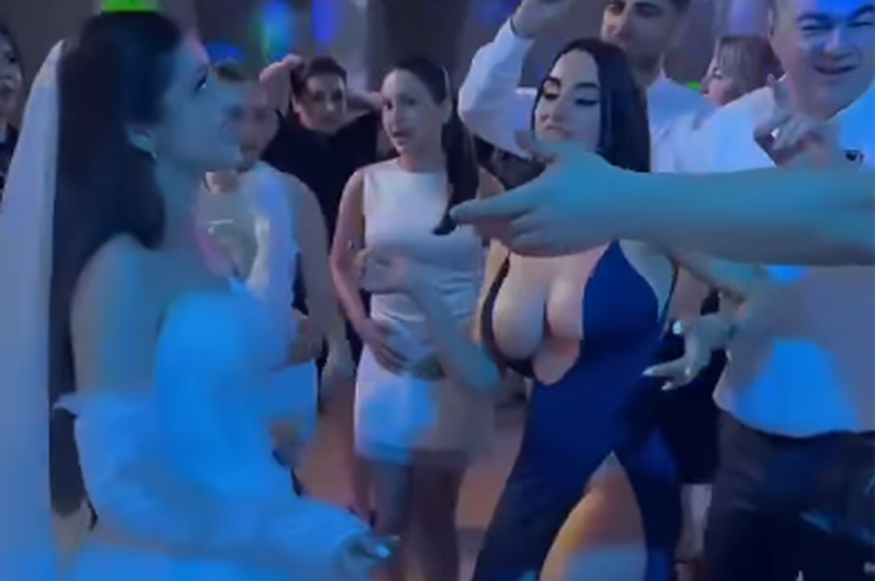 Je zasenčila nevesto? Svatinja na balkanski poroki nosila izzivalno obleko, ki je burila domišljijo (VIDEO) (foto: Instagram/sin_boga_sunca/posnetek zaslona)
