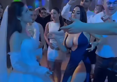 Je zasenčila nevesto? Svatinja na balkanski poroki nosila izzivalno obleko, ki je burila domišljijo (VIDEO)