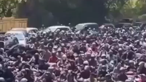 Prizor kot iz filma: obupani vozniki preplavili bencinske črpalke, na gorivo čakali tudi po sedem ur (VIDEO)