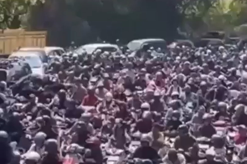Prizor kot iz filma: obupani vozniki preplavili bencinske črpalke, na gorivo čakali tudi po sedem ur (VIDEO) (foto: X/nexta_tv/posnetek zaslona)