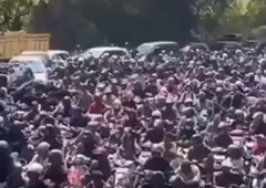 Prizor kot iz filma: obupani vozniki preplavili bencinske črpalke, na gorivo čakali tudi po sedem ur (VIDEO)