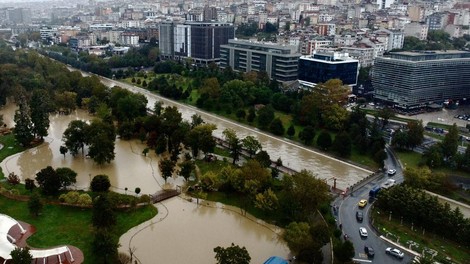 Takšnega razdejanja niso videli že desetletja: ulice pod vodo, šole zaprte, promet obstal