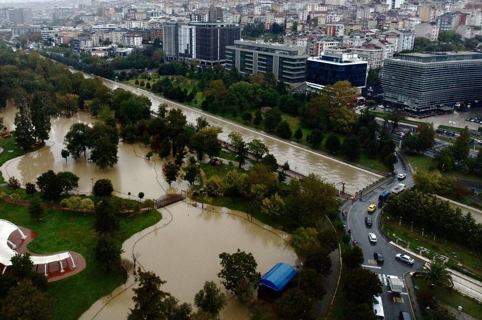 Takšnega razdejanja niso videli že desetletja: ulice pod vodo, šole zaprte, promet obstal (foto: Profimedia)