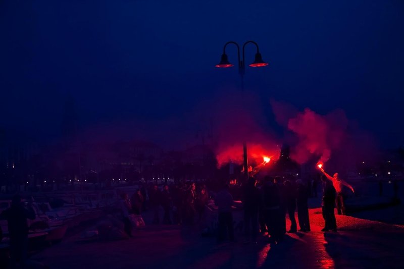 Dramatična noč pri sosedih: zamaskirani moški, domnevni napadi in množično posredovanje policije