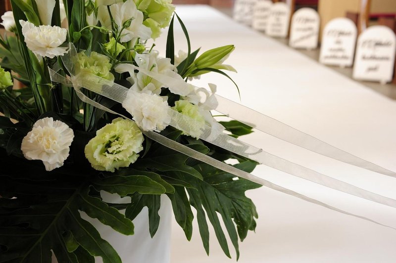 Tragedija mladega para: ženin umrl pred poroko, nevesto pa zdaj toži ponudnik poročne lokacije