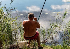 Nič hudega sluteč ribič užival ob jezeru, ko se je od nikoder prikazala zver in ga odvlekla v vodo