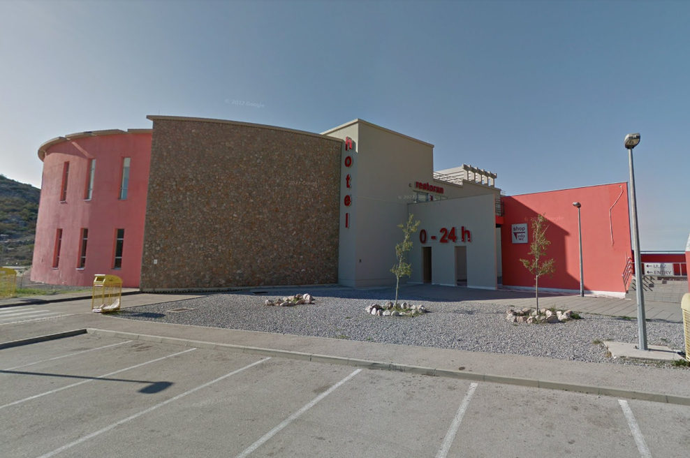 Hrvaški hotel že 18 let čaka na svoje prve goste: ima 36 sob, v katerih se je ustavil čas (FOTO) (foto: Google Maps)