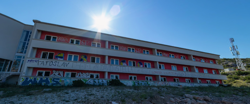 Hrvaški hotel že 18 let čaka na svoje prve goste: ima 36 sob, v katerih se je ustavil čas (FOTO)