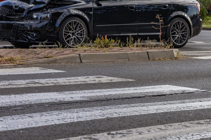 Grozljiv napad na znano političarko: voznik obrnil avtomobil in jo namerno povozil, njeno stanje je kritično