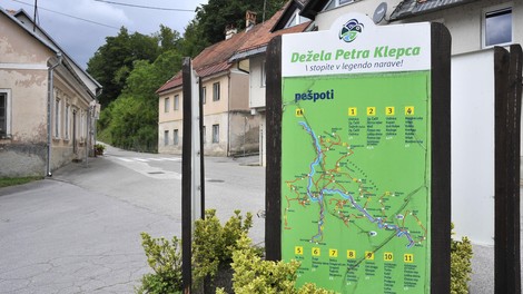 Za 400.000 evrov prodajajo ogromno stavbo na čudovitem koncu Slovenije, a kupca kar ni na spregled - vas zanima?