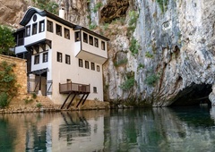 Bosna in Hercegovina preseneča na vsakem koraku: zdaj turiste navdušuje osupljiva vasica pod mogočno skalo — njena zgodba je prav neverjetna