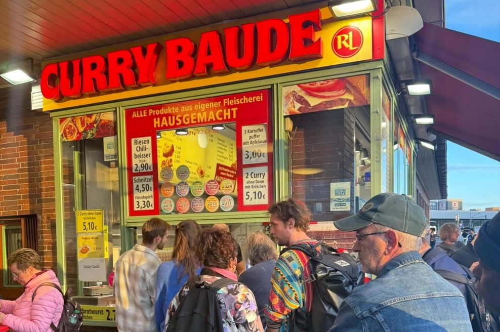 Obiskali smo kultno berlinsko stojnico s klobasami, kjer se lahko naješ tudi za manj kot pet evrov — tudi naslednji dan smo se vrnili (foto: Marijana Podhraški)