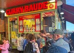 Obiskali smo kultno berlinsko stojnico, ki osvaja splet: klobasa cenejša od kave v Ljubljani in boljša od burgerjev za 15 evrov