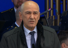 Na proslavi ob dnevu suverenosti v Kopru izžvižgali predsednika vlade Janeza Janšo