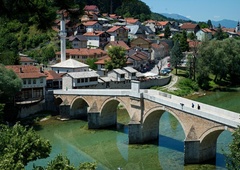 Mesto v BiH, ki se ga splača obiskati, še preden ga preplavijo turisti — v njegovi bližini leži najbolj skriti objekt nekdanje Jugoslavije