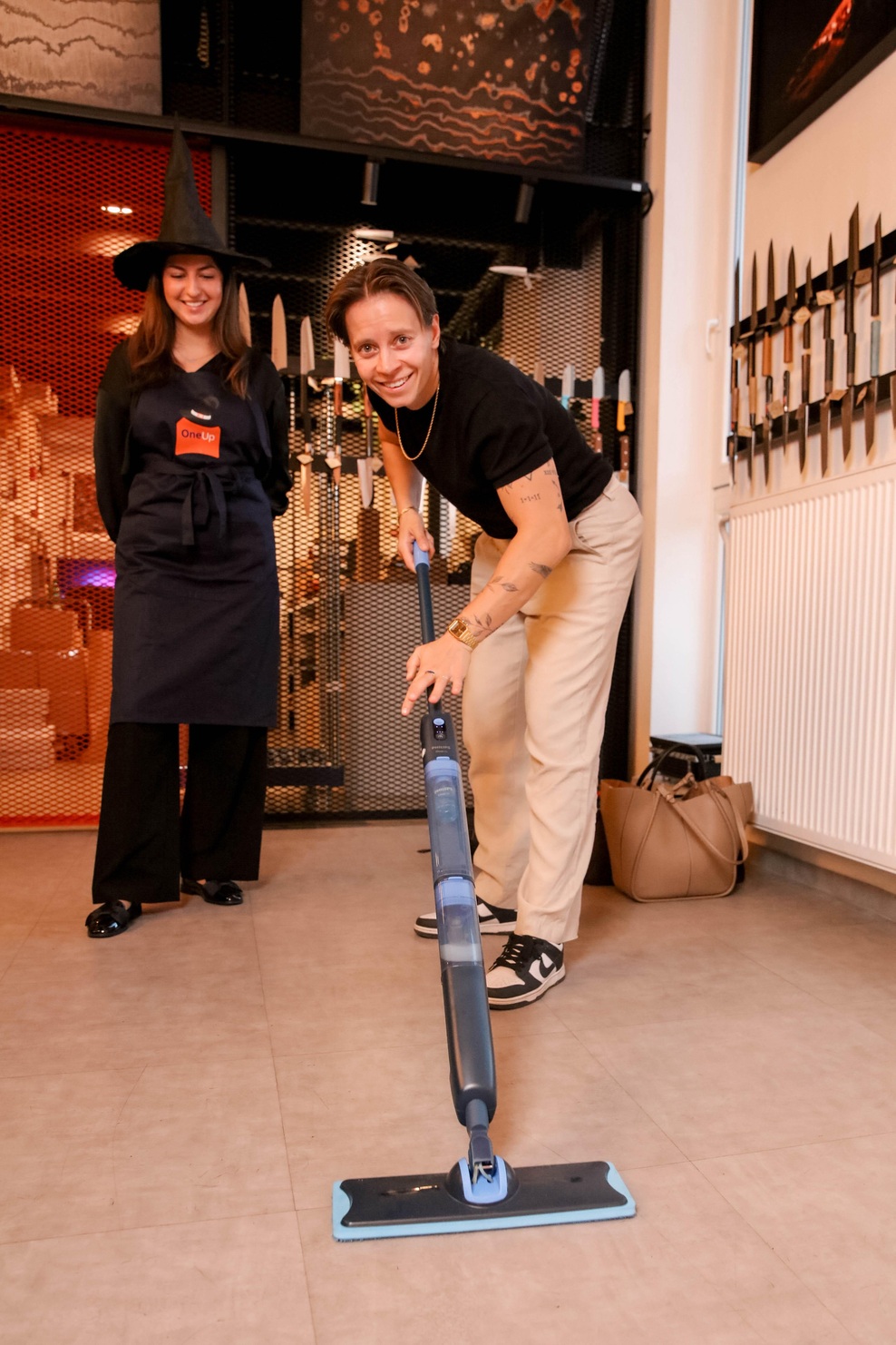 Življenje prinese nered. Pomivanje tal je lahko preprostejše. (foto: Philips)