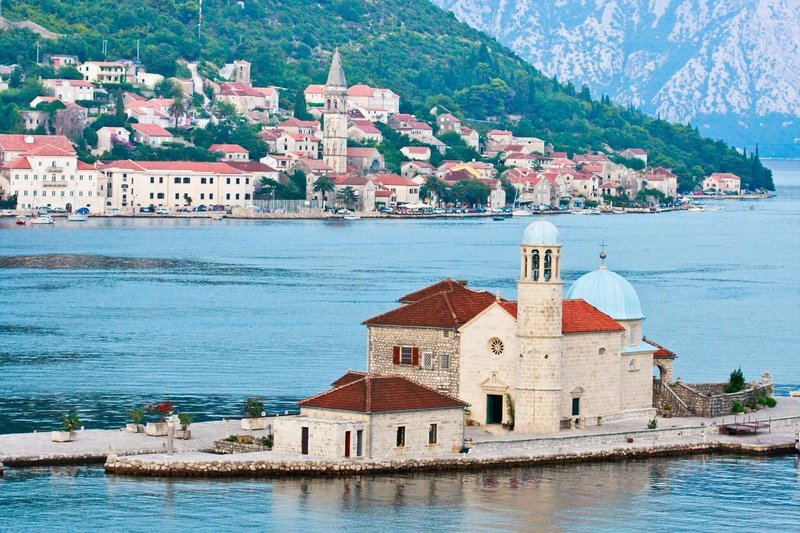 Gospa od Skrpelja Perast otok Crna gora