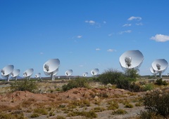 Iz vesolje na Zemljo pripotoval skrivnosten radijski signal: ko je teleskop James Webb razkril njegov izvor, so astronomom popadale čeljusti